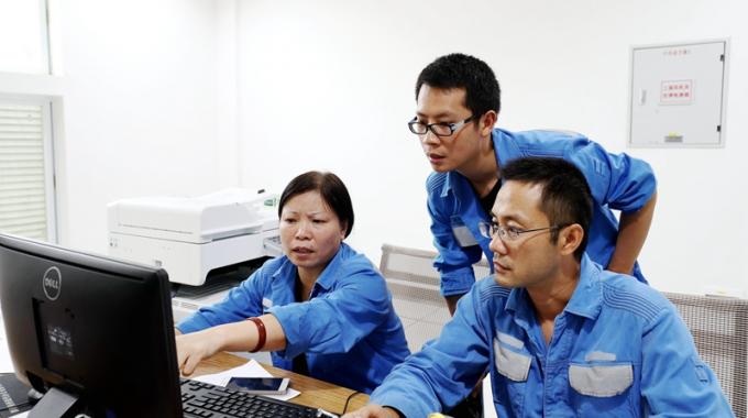 興義供電局相關(guān)部門克服任務(wù)重、工期緊、自然環(huán)境惡劣等難題，確保了110千伏花月變順利投運(yùn)。